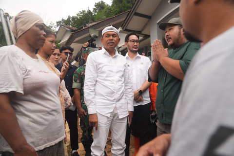 Gubernur Jawa Barat Dedi Mulyadi berbicara dengan warga saat meninjau lokasi rumah-rumah ambruk di Bantaran Sungai, di Desa Nyalindung, keluahan Cipatat Kabupa, Rabu (19/03/2025). Foto: Dok Humas Pemprov Jabar