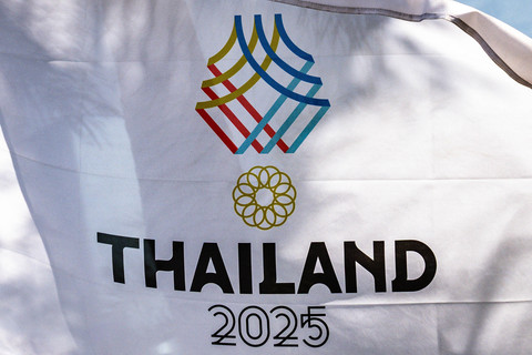 Bendera SEA Games ke-33 2025 terlihat di luar Stadion Nasional Rajamangala di Bangkok pada 28 November 2025. Foto: Chanakarn Laosarakham / AFP