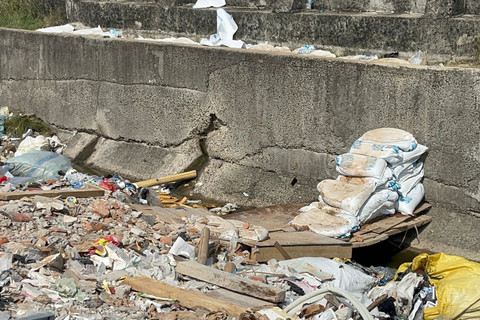 Bekas rembesan air laut di tanggul laut Muara Baru, Jakarta Utara, Jumat (5/12/2025). Foto: Rayyan Farhansyah/kumparan