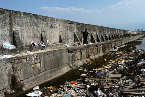 Bekas rembesan air laut di tanggul laut Muara Baru, Jakarta Utara, Jumat (5/12/2025). Foto: Rayyan Farhansyah/kumparan