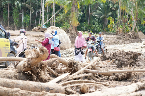 Korban banjir bandang mendapat bantuan di Nagari Salareh Aia, Kabupaten Palembayan, Agam, Sumatera Barat. Foto: Bakom RI
