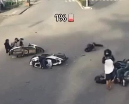 Seorang pria asal Singkawang, Kalbar, masih bisa ngopi meski sebelumnya tertabrak di jalan hingga 2 kali secara beruntun. Foto: Dok. Istimewa