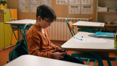 Ilustrasi menggunakan gadget di dalam kelas. Foto: MAYA LAB/Shutterstock