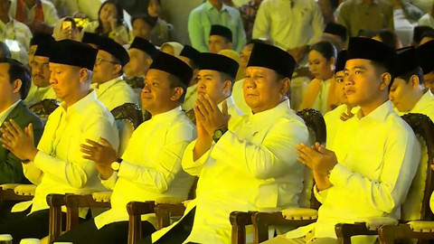 Presiden Prabowo Subianto dan Wakil Presiden Gibran Rakabuming Raka menghadiri doa bersama dalam rangka puncak HUT Golkar ke-61 di Istora Senayan, Jakarta, Jumat (5/12/2025). Foto: Youtube/DPP PARTAI GOLKAR OFFICIAL