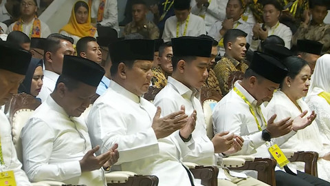 Presiden Prabowo Subianto dan Wakil Presiden Gibran Rakabuming Raka berdoa saat menghadiri doa bersama dalam rangka puncak HUT Golkar ke-61 di Istora Senayan, Jakarta, Jumat (5/12/2025). Foto: Youtube/DPP PARTAI GOLKAR OFFICIAL