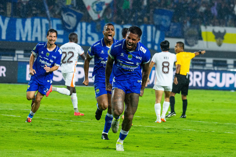 Selebrasi pemain Persib Bandung Ramon Tanque usai mencetak gol ke gawang Borneo FC pada pertandingan Super League di Stadion Gelora Bandung Lautan Api, Bandung, Jumat (5/12/2025). Foto: Novrian Arbi/ANTARA FOTO