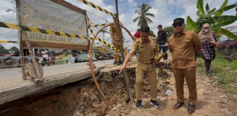 Bupati Kubu Raya, Sujiwo, meninjau langsung ruas jalan yang longsor di Jalan Sungai Raya Dalam. Foto: Dok. Hi!Pontianak