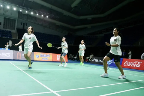 Atlet bulu tangkis Indonesia di SEA Games 2025 menjajal lapangan Thammasat University Rangsit Campus di Pathum Thani, Thailand, Jumat (5/12). Foto: PBSI