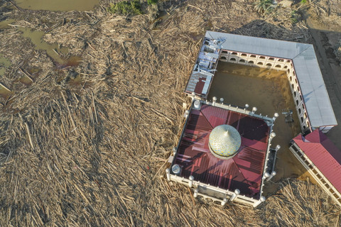 Foto udara menampilkan tumpukan kayu-kayu memenuhi area Pondok Pesantren Darul Mukhlishin pascabanjir bandang di Desa Tanjung Karang, Karang Baru, Kabupaten Aceh Tamiang, Aceh, Jumat (5/12/2025). Foto: Erlangga Bregas Prakoso/ANTARA FOTO