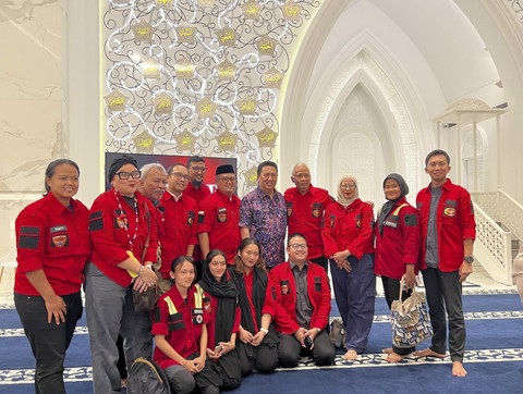Yayasan Mochamad Thohir dan IKA Teladan serahkan bantuan 10.000 paket logistik primer secara simbolis kepada Sabhawana untuk korban banjir-longsor Sumatera di Masjid At Thohir, Depok, Jawa Barat, Jumat (5/12/2025).  Foto: Nabila Ulfa/kumparan
