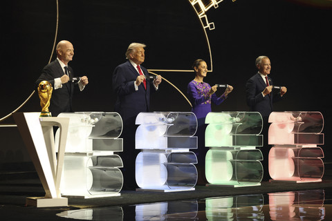 Presiden Amerika Serikat Donald Trump, Presiden Meksiko Claudia Sheinbaum, PM Kanada Mark Carney, dan Presiden FIFA Gianni Infantino menunjukkan kartu hasil undian saat pengundian Piala Dunia 2026 di Washington DC, Amerika Serikat, Jumat (5/12/2025). Foto: DAN MULLAN/POOL/AFP