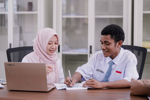 Guru Sekolah Rakyat, Noreka Elisabeth, yang ditempatkan di Papua. Foto: Dok. Kemensos