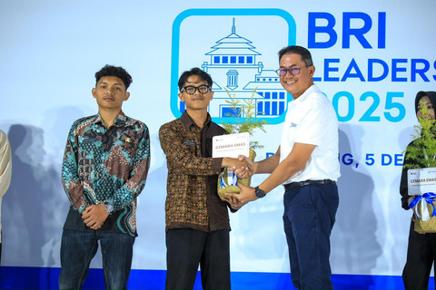 Pemberian simbolis bibit pohon oleh jajaran senior leader BRI kepada penerima manfaat dari Yayasan Kiara Artha Park dan Sekemala Integrated (SEIN). Foto: dok. BRI
