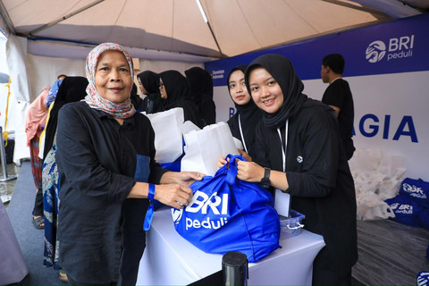 Selain penanaman pohon, BRI Peduli juga turut menyalurkan 5.000 paket sembako untuk masyarakat sekitar. Foto: dok. BRI