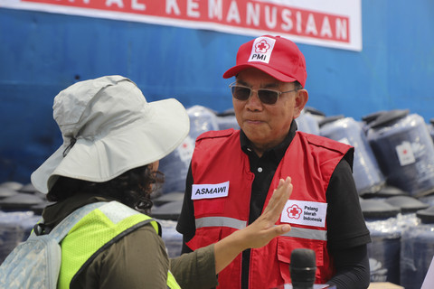 Ketua Bidang Penanggulangan Bencana PMI Pusat, Asmawi Syam, memberikan keterangan pers terkait pengiriman bantuan untuk korban bencana banjir Aceh, Sumatera Utara, dan Sumatera Barat di Terminal IKT Domestik Tanjung Priok, Jakarta, Sabtu (6/12/2025). Foto: Iqbal Firdaus/kumparan