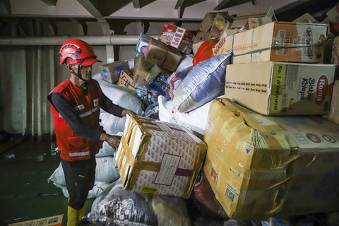 Petugas Palang Merah Indonesia (PMI) Pusat memeriksa bantuan yang akan dikirimkan untuk korban bencana banjir Aceh dan Sumatera di Terminal IKT Domestik Tanjung Priok, Jakarta Utara, Sabtu (6/12/2025). Foto: Iqbal Firdaus/kumparan