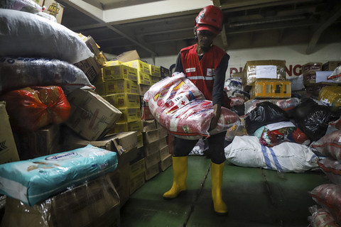 Petugas PMI Pusat memeriksa bantuan yang akan dikirimkan untuk korban bencana banjir Aceh dan Sumatera di Terminal IKT Domestik Tanjung Priok, Jakarta Utara, Sabtu (6/12/2025). Foto: Iqbal Firdaus/kumparan