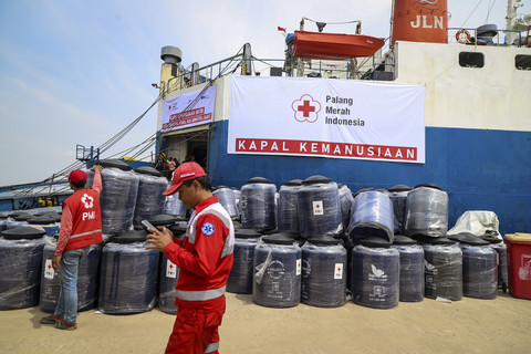 Petugas PMI Pusat memeriksa bantuan yang akan dikirimkan untuk korban bencana banjir Aceh dan Sumatera di Terminal IKT Domestik Tanjung Priok, Jakarta Utara, Sabtu (6/12/2025). Foto: Iqbal Firdaus/kumparan