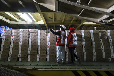 Petugas Palang Merah Indonesia (PMI) Pusat memeriksa bantuan yang akan dikirimkan untuk korban bencana banjir Aceh dan Sumatera di Terminal IKT Domestik Tanjung Priok, Jakarta Utara, Sabtu (6/12/2025). Foto: Iqbal Firdaus/kumparan