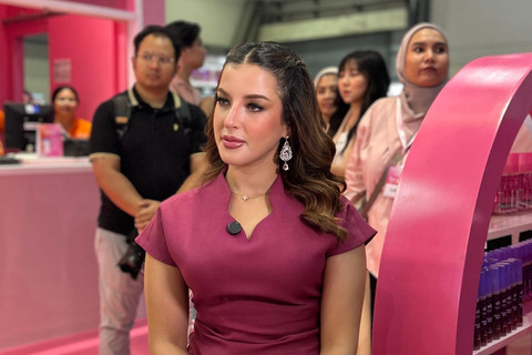 Tasya Farasya di peluncuran Ellips Hair Serum Ultra Treatment di booth Ellips Jakarta X Beauty, Jumat (5/12/2025). Foto: kumparan/Judith Aura