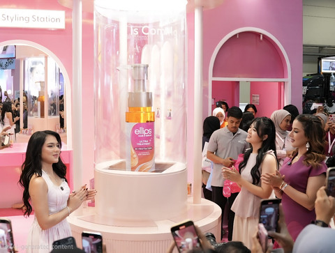 Peluncuran Ellips Hair Serum Ultra Treatment di booth Ellips Jakarta X Beauty, Jumat (5/12/2025). Foto: Ellips