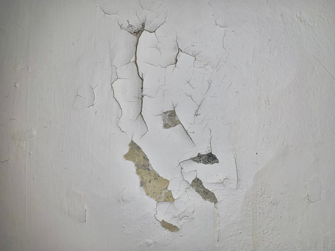 Ilustrasi rumah retak akibat rembes yang dibiarkan. Foto: Shutterstock