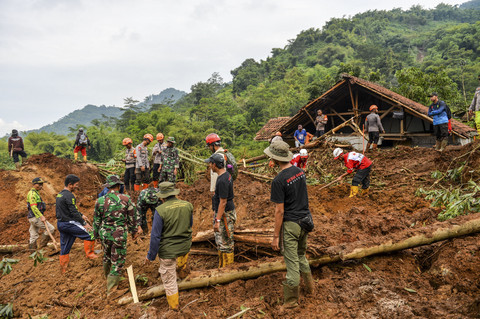 Petugas gabungan mencari korban yang tertimbun tanah longsor di Kampung Condong, Desa Wargaluyu, Kecamatan Arjasari, Kabupaten Bandung, Jawa Barat, Sabtu (6/12/2025). Foto: Raisan Al Farisi/ANTARA FOTO