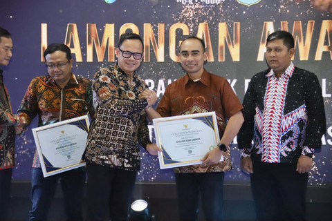 Wamendagri Bima Arya meminta pemda menciptakan inovasi berbasis solusi saat berpidato di Lamongan Award 2025. Foto: Dok. Kemendagri