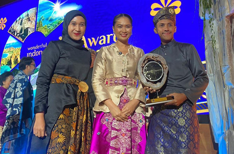 Rudi Hartono (kanan) seorang pemuda Desa yang berhasil harumkan nama Kubu Raya. Foto: Dok. Istimewa