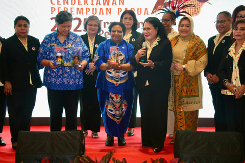 Wamendagri Ribka Haluk membuka Kongres II Cendekiawan Perempuan Papua Foto: Dok. Kemendagri