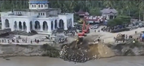 Pemasangan 2 jembatan bailey oleh TNI AD, Kementerian PU, dan masyarakat setempat, di sungai Teupin Mane, Aceh Bireuen. Foto: Instagram/@sekretariat.kabinet