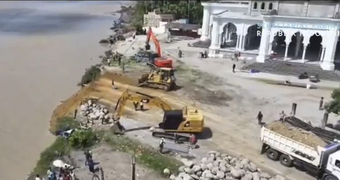 Pemasangan 2 jembatan bailey oleh TNI AD, Kementerian PU, dan masyarakat setempat, di sungai Teupin Mane, Aceh Bireuen. Foto: Instagram/ @sekretariat.kabinet