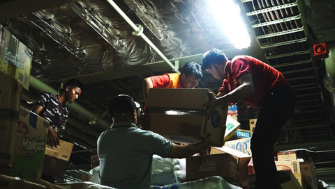 Alfamart mendistribusikan bantuan senilai Rp 2 miliar untuk para korban bencana di Pulau Sumatera. Foto: dok. Alfamart