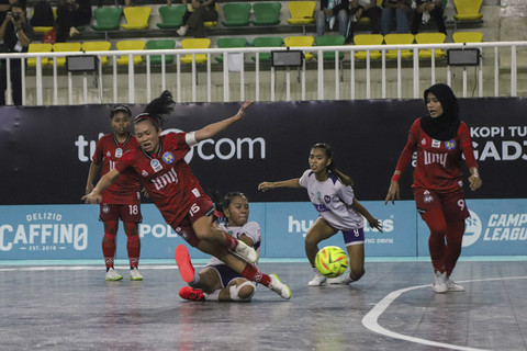 Tim futsal putri STKIP Pasundan Cimahi menghadapi Universitas Negeri Yogyakarta (UNY) di semifinal Campus League The Nationals 2025 di GOR UNJ, Rawamangun, Jakarta Timur, Sabtu (6/12/2025). Foto: Iqbal Firdaus/kumparan