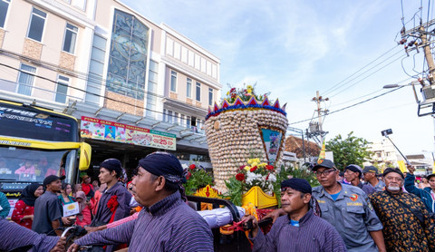 Gunungan bakpia disiapkan oleh lebih dari 100 UMKM perajin yang kemudian dibagikan kepada warga. Foto: Dok. Bakpia Day 2025