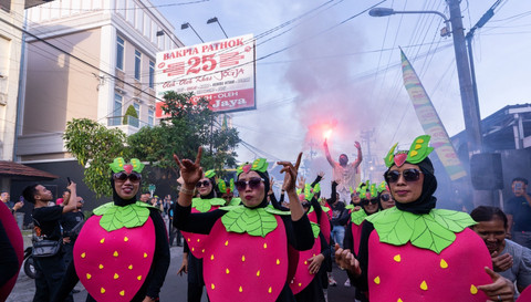 Warga turut memeriahkan gelaran Bakpia Day 2025 dengan mengenakan beragam kostum dan mengikuti rangkaian pawai. Foto: Dok. Bakpia Day 2025