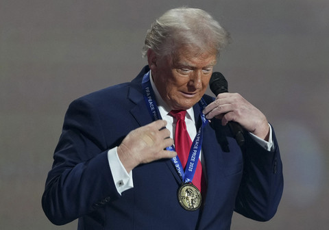 Presiden Amerika Serikat Donald Trump mengalungkan trofi penghargaan perdamaian FIFA saat pengundian Piala Dunia 2026 di Washington DC, Amerika Serikat, Jumat (5/12/2025). Foto: STEPHANIE SCARBROUGH/Reuters
