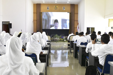 Menteri Sosial Saifullah Yusuf atau Gus Ipul membuka Pelatihan Bakal Calon Kepala Sekolah (BCKS) tahap II melalui zoom meeting, Sabtu (6/12/2025). Foto: Dok. Kemensos