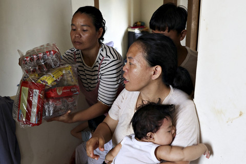 Perempuan korban bencana banjir dan longsor Sumatra. Foto: Ajeng Dinar Ulfiana/Reuters