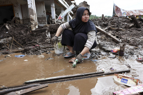 Perempuan korban bencana banjir dan longsor Sumatra. Foto: Willy Kurniawan/REUTERS