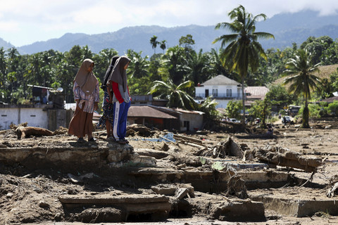 Perempuan korban bencana banjir dan longsor Sumatra. Foto: Willy Kurniawan/REUTERS