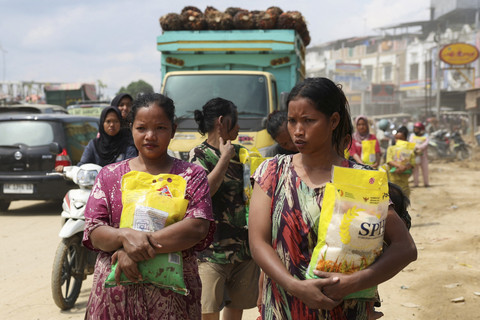 Perempuan korban bencana banjir dan longsor Sumatra. Foto: Ajeng Dinar Ulfiana/Reuters