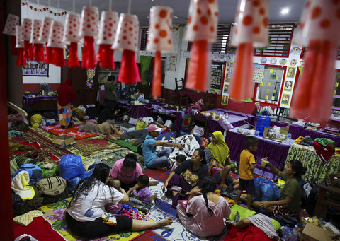 Perempuan korban bencana banjir dan longsor Sumatra. Foto: Willy Kurniawan/REUTERS