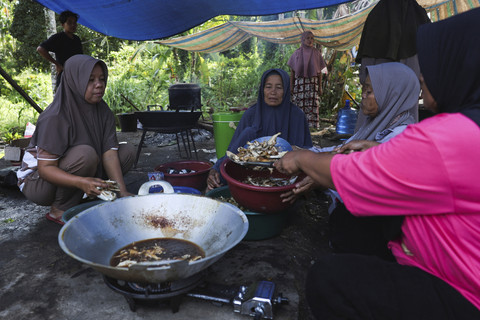 Perempuan korban bencana banjir dan longsor Sumatra. Foto: Willy Kurniawan/REUTERS