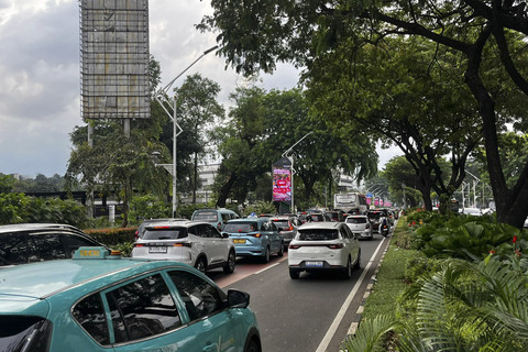 Lalin sekitar GBK tepatnya di Jalan Gerbang Pemuda padat jelang Natal Tiberias di Stadion Utama Gelora Bung Karno, Sabtu (6/12/2025). Foto: Rayyan Farhansyah/kumparan