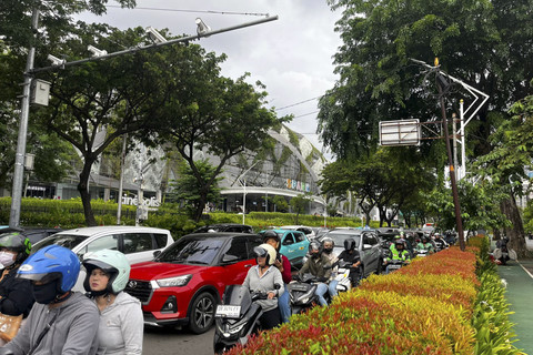 Lalin sekitar GBK tepatnya di Jalan Gerbang Pemuda padat jelang Natal Tiberias di Stadion Utama Gelora Bung Karno, Sabtu (6/12/2025). Foto: Rayyan Farhansyah/kumparan