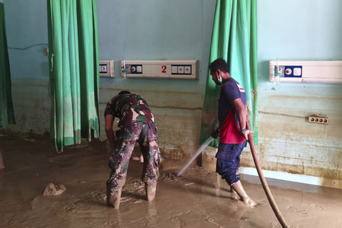 TNI AD menerjunkan 80 personel bersihkan RSUD Aceh Tamiang yang terdampak banjir dan longsor. Foto: Dok. TNI AD