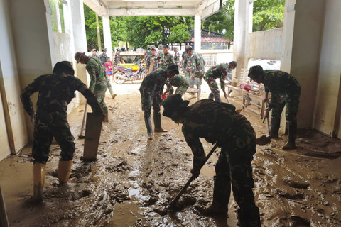 TNI AD menerjunkan 80 personel bersihkan RSUD Aceh Tamiang yang terdampak banjir dan longsor. Foto: Dok. TNI AD