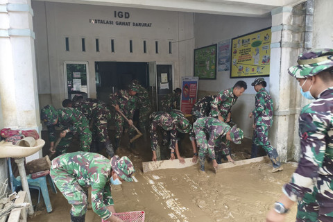 TNI AD menerjunkan 80 personel bersihkan RSUD Aceh Tamiang yang terdampak banjir dan longsor. Foto: Dok. TNI AD
