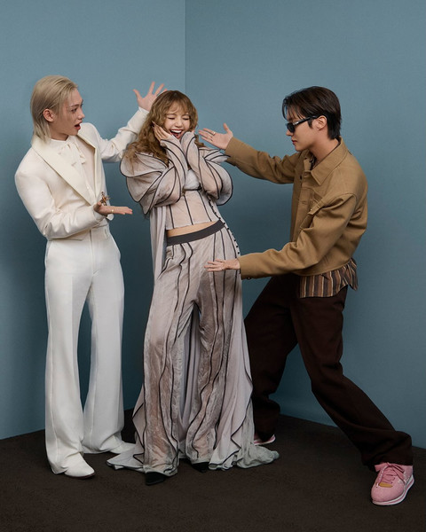 Felix Stray Kids (kiri), Lisa Blackpink (tengah), dan J-Hope BTS (kanan) saat menghadiri pembukaan Louis Vuitton Visionary Journeys Seoul di Seoul, Kamis (4/12/2025). Foto: Instagram/louisvuitton